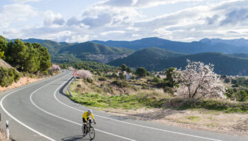 ciclista-vuelta-españa-ruta-del-turron-de-jijona-montaña